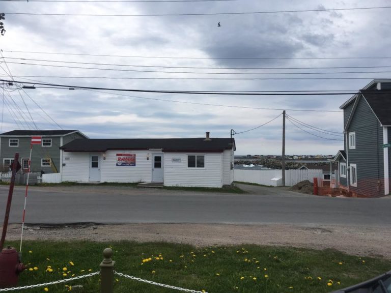 20292928_286260535181159_652795640695115429_n Robbins by the Sea